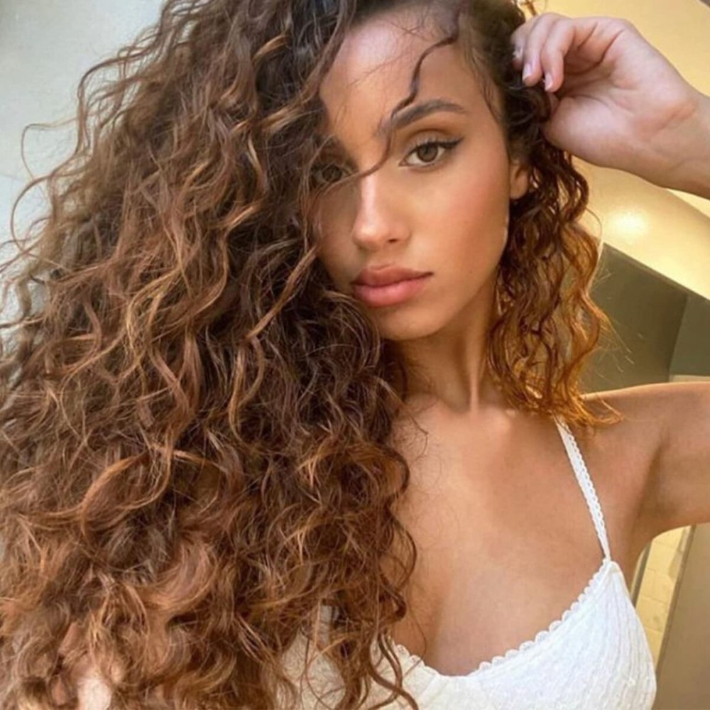 Fencca Brown Ombre Blonde Long Curly Wigs for Women Heat Synthetic Free Part Wave Curly Wig Strawberry Blonde Loose Curly Wigs for Daily Party